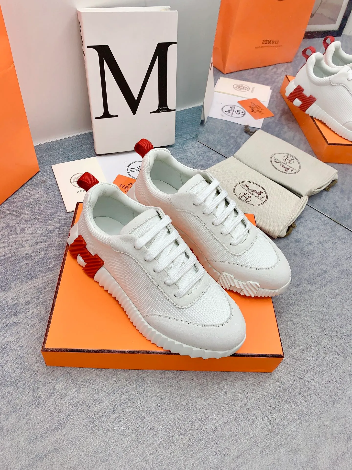 👟👟Ex-factory price 640👟👟 [Hermes] New Bouncing Couple 👫Sneakers. The most comfortable shoes from Hermès, no one else⃣️. They are very light on the feet and very beautiful. You will not feel tired when you go shopping and running around. 👍 The overall suede leather feels very good, very beautiful and very versatile. It is very light, comfortable and extremely light, suitable for both sports and leisure. It feels great to step on! 30+ men's and women's color combinations. You can choose, there will always be what you want~ ✅Fabric: Imported high mercerized sheep + original rain velvet ✅Inner: Imported silk sheepskin for lining insole ✅Outsole: Seamless combination of IP+TPU (multi-color letters) German technology irradiation machine ✅Code number: 35-41 for women and 38-46 for men (41 for women, 45.46 for men, customized and non-returnable)